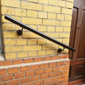 kurzer Handlauf schwarz Wand