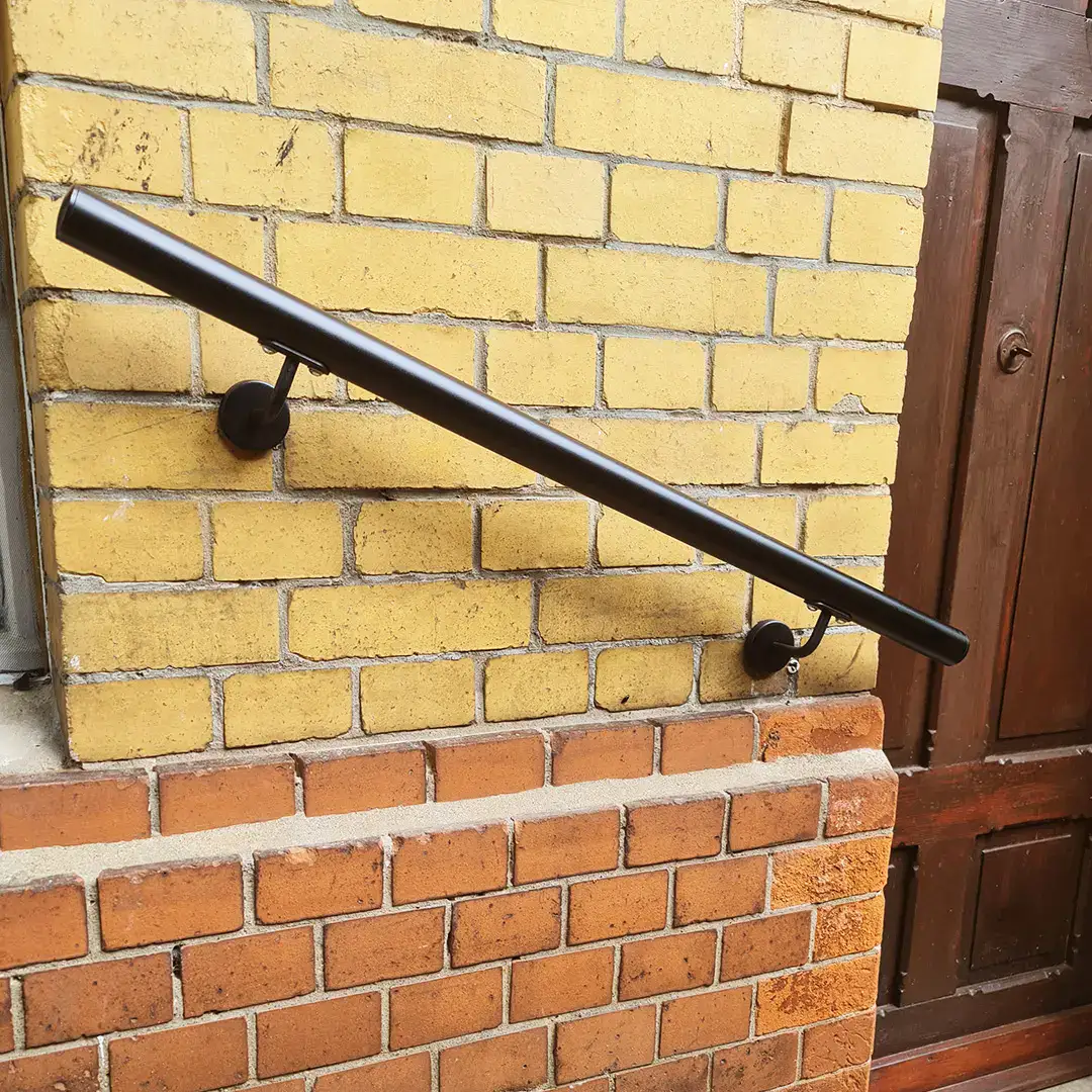 kurzer Handlauf schwarz Wand